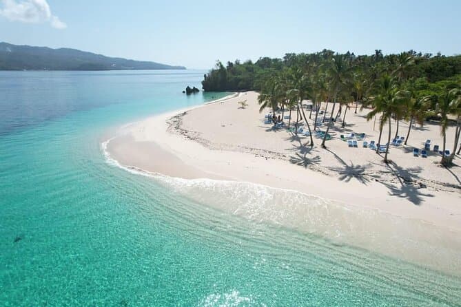 Playa de aguas cristalinas en República Dominicana